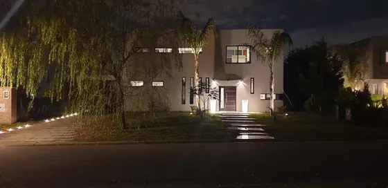 Casa En Venta - 3 Dormitorios 4 Baños - Cochera - 1.000mts2 - Ingeniero Maschwitz, Escobar