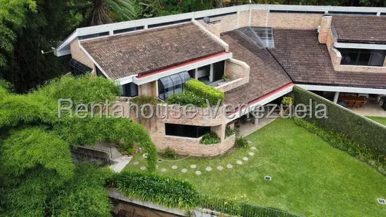 Agp Casa En Venta En Alto Hatillo, 930 Mt2, Acabados De Primera, Amplio Jardín, Vista Al Ávila 25-12833