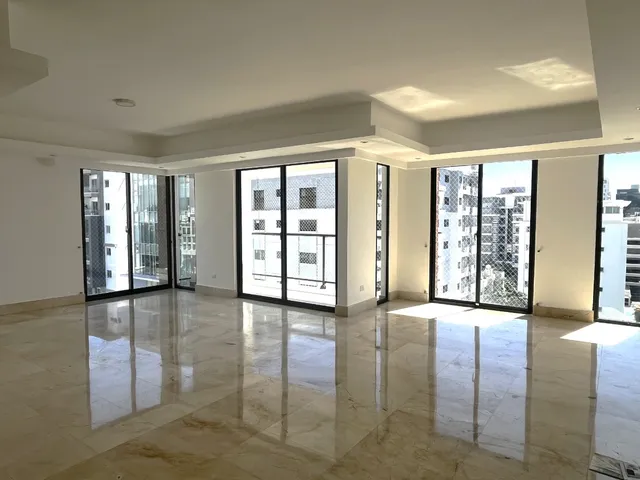 Apartamento En Alquiler En Piantini De Tres Habitaciones Con Linea Blanca 