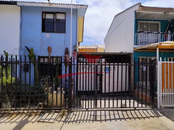 Casa De Dos Pisos Con 2 Dormitorios, 1 Baño, Coquimbo