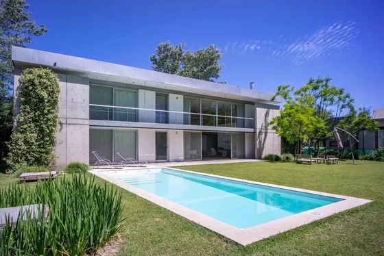 Alquiler. Barrio Cerrado Los Alamos. Ibarlucea. Casa Amueblada. 2 Dormitorios. Escritorio. Piscina . Muy Buena