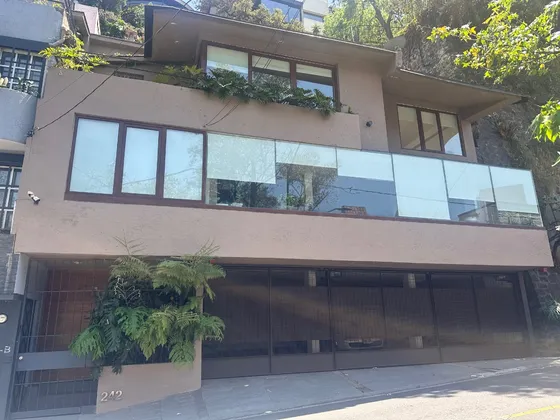 Venta Céntrica Casa En Lomas Altas