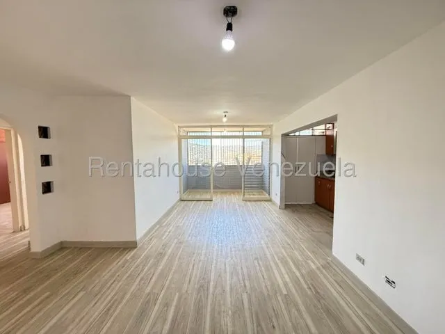 Acogedor Apartamento De 95,75 Mts2, Semi Remodelado, Sala, Comedor, Cocina Empotrada, 4 Habitaciones En Guaicay  Vi Mls #  25-18743
