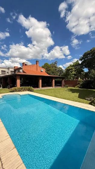Importante Casa De 4 Dormitorios En Av. Belgrano Al 4100, Parque V. Centenario, Smt