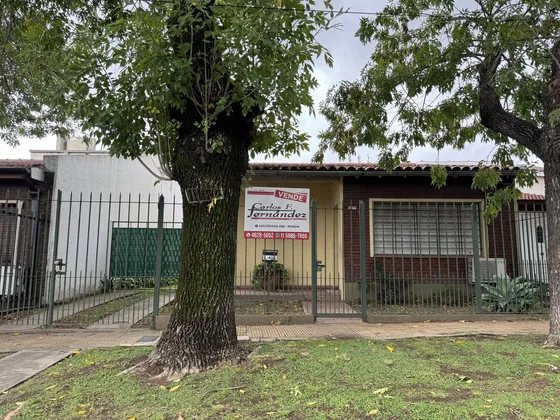 Casa De 3 Ambientes Con Amplio Parque Cercano A Autopista 