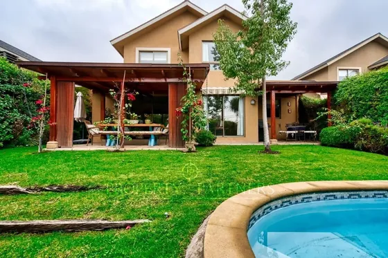 Venta De Linda Casa En Condominio, La Reina
