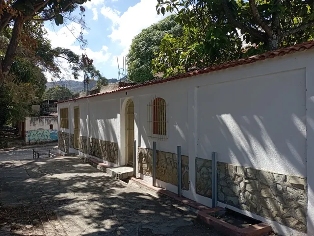 Jc - Amplia Y Cómoda Casa Con Dos Aptos Anexos. Ubicada En La Urbanización Carlos Delgado Chalbaud. Coche Municipio Libertador.