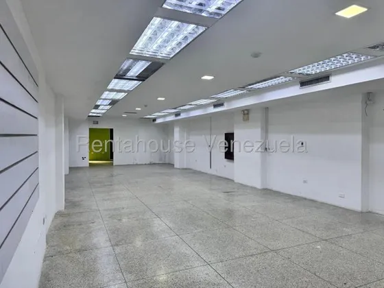 Agp Oportunidad Única! Local Comercial A Pie De Calle, En Venta En Parroquia La Candelaria 25-12819 Ys 