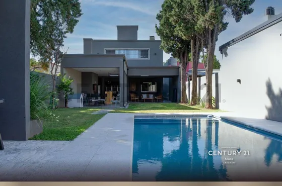 Casa En Venta En Hurlingham, 7 Ambientes Zona Residencial Con Piscina.