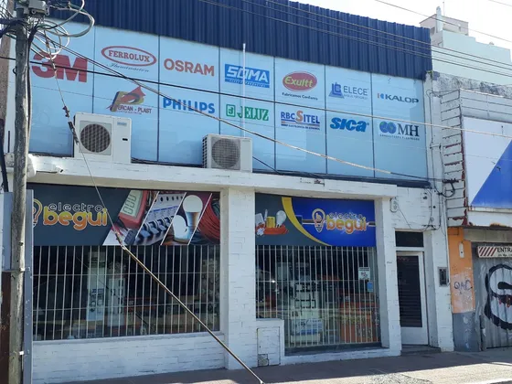 Local Pleno Centro Berazategui 13 Y 150 Unico /2 Pisos /580 M2/pegado Al Supermercado