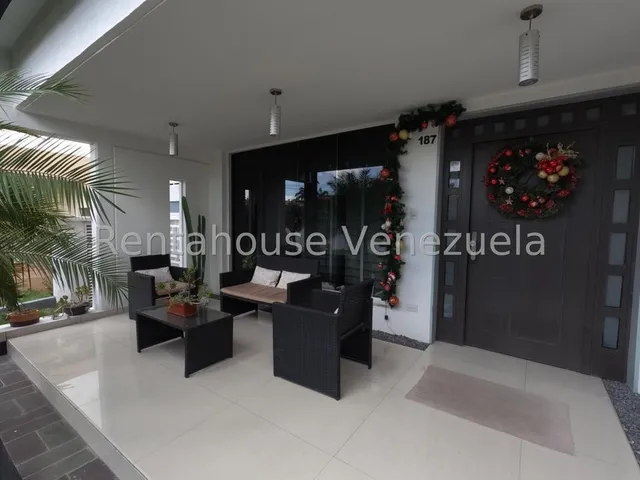 Dennymar, Vende Hermosa Casa Al Este De La Ciudad, Ofreciéndote Espacios Amplios Y Armónicamente Diseñados Con Excelentes Acabados Para Brindar Confort Y Seguridad En Un Solo Lugar B5569b 