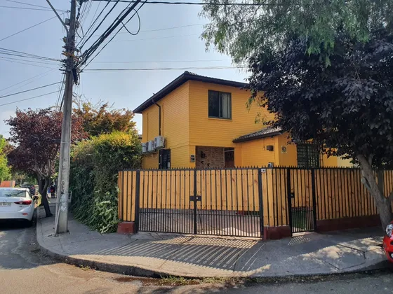 Casa De 4 Dormitorios Y 2 Baños En Ñuñoa. 