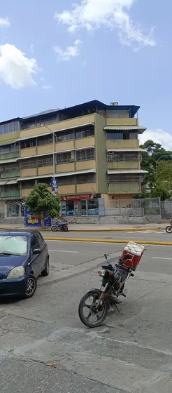Hermoso Apartamento En Plena Avenida, Primer Piso De Igual Modo El Edificio Cuenta Con Ascensor Completamente Operativo. Apartamento Muy Ventilado Y Con Mucho Luz Natural. Fácil Acceso