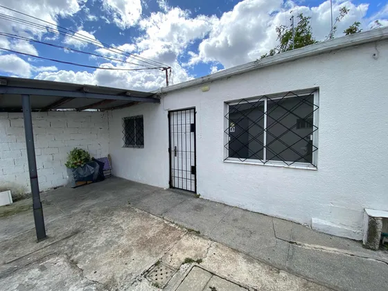 Apartamento Tipo Casa En Alquiler Ituzaingo // Maroñas 2 Dormitorios Posibilidad De Entrar Moto