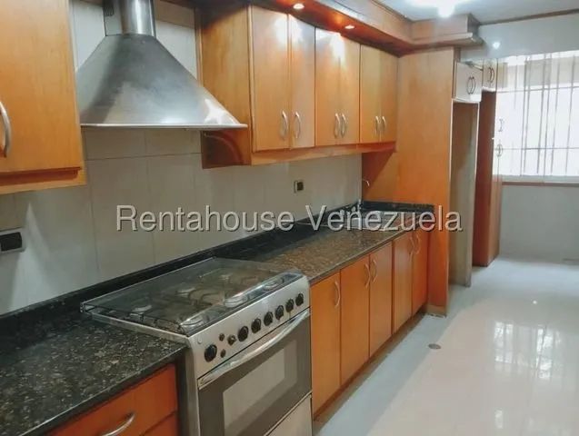 Excelente Apartamento En Venta En Macaracuay, Piso Bajo, Calle Cerrada Con Vigilancia. Luis Infante 25-23991