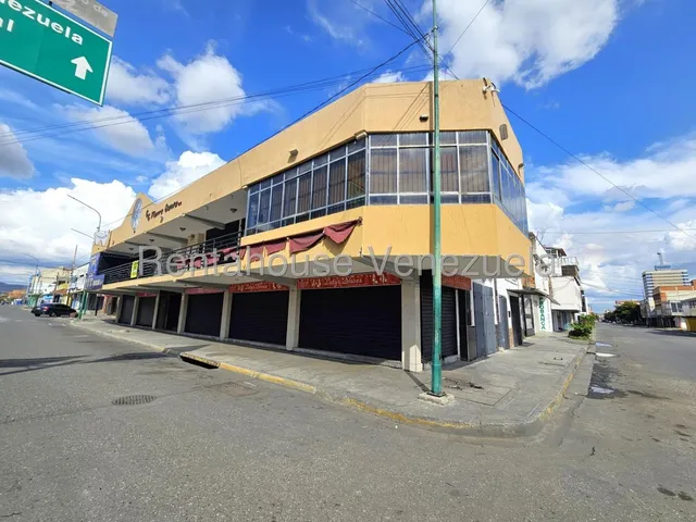 María Valera Alquila Este Atractivo Local Comercial Con Excelente Ubicación A Pie De Calle, En Centro De Barquisimeto, Alto Tráfico Vehicular Y Peatonal, 