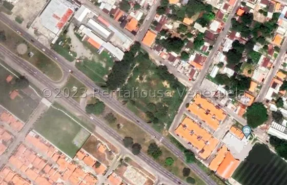Raiza Suarez Vende Potencial Terreno Ubicado En La Avenida Intercomunal Cabudare-acarigua, 2  4  1  5 4 7 1 Rodeado De Importantes Establecimientos Comerciales Y Zonas Residenciales, Cercado En Bloque