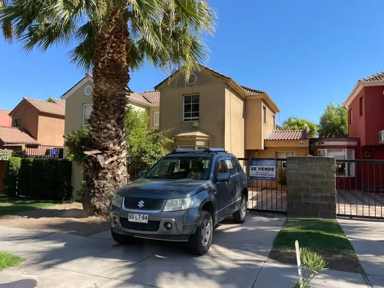 Casa En Venta De 2 Pisos Valle Lo Campino Comuna Quilicura