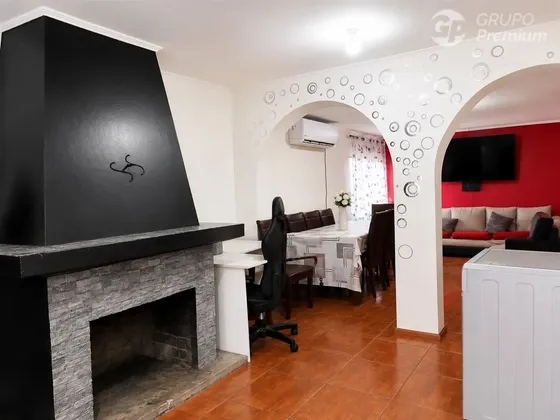 Amplia Propiedad Con Patio Y Uso Comercial Potencial