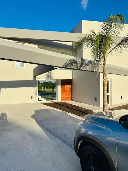 Casa En Venta - 4 Dormitorios 4 Baños - 800mts2 - Canning