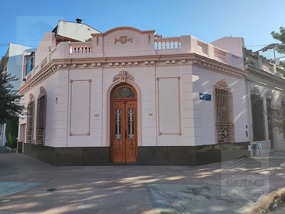 Casa Con Cochera En Parque Chacabuco