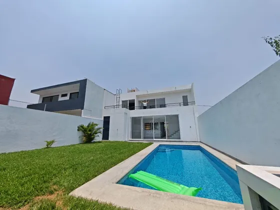 Casa En Venta En Fracc. Jacarandas Con Amplio Jardín Y Alberca Apta A Créditos