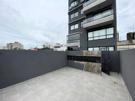 Depto. 3 Ambientes Con Patio Y Terraza Ideal Of. Comercial 