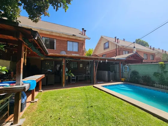 Casa En Venta De 5 Dorm. En Huechuraba
