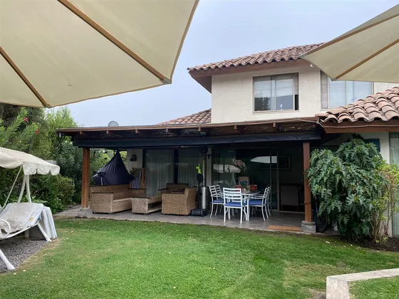Casa En Venta Colonial 4 Dormitorios Chamisero. Colina
