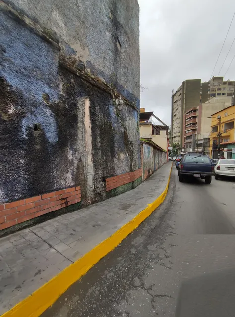 Venta De Contruccion Comercial A Orilla De Calle Con Terrenos, Locales Comerciales Y Casas En El Pueblo De San Antonio De Los Altos Casco Central Rz