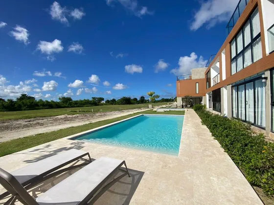 Apartamento En Venta En Vista Can, Punta Cana, 123m2, 1 Hab. 1 Parqueo, Nueva Comunidad Con Campo De Golf, Casa Club, Lago Artificial Y Playa, Seguridad, Oportunidad De Invertir. 