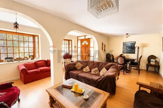 Amplia Propiedad En Excelente Entorno Residencial