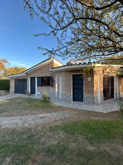 Casa Con Costa De Rio, Barrio Residencial, Santa Rosa De Calamuchita, Provincia De Cordoba.