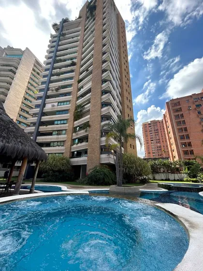 T.r. Vende Exclusivo Y Amplio Apto Con Planta 100% Y Pozo En La Urb. Valle Blanco. Valencia   Cod. 287916