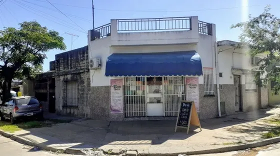  Casa De 3 Ambientes Cochera + Local + Departamento