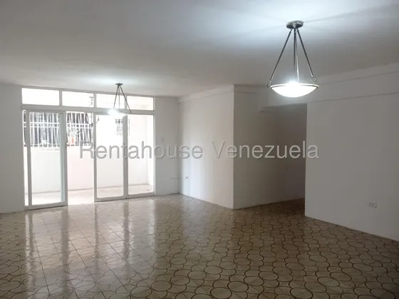 Luis Quiroz Vende Amplio Apartamento Av. Bolívar Norte Valencia, Piso Bajo  Lq 25-23528