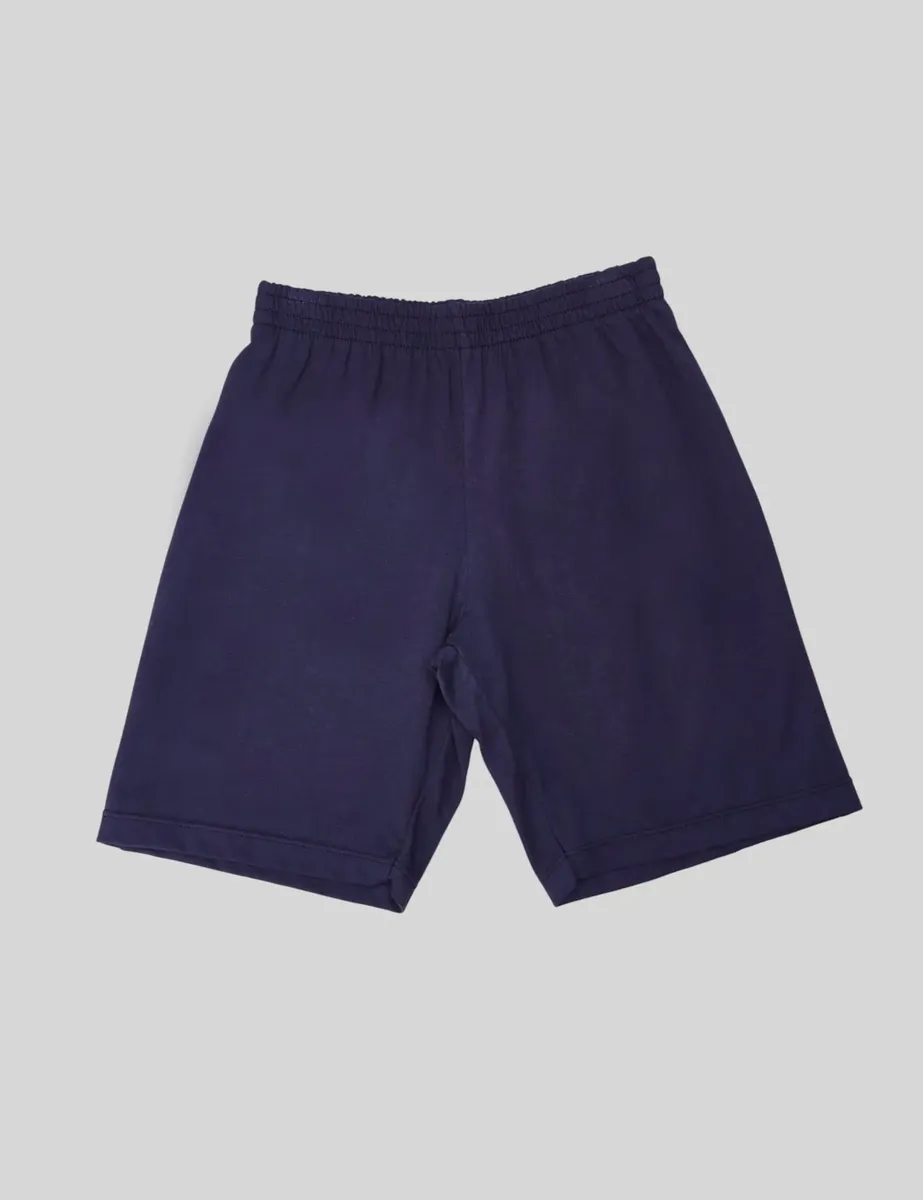 Shorts infantil Lupo chumbo liso com elástico na cintura, visto de frente em fundo neutro.