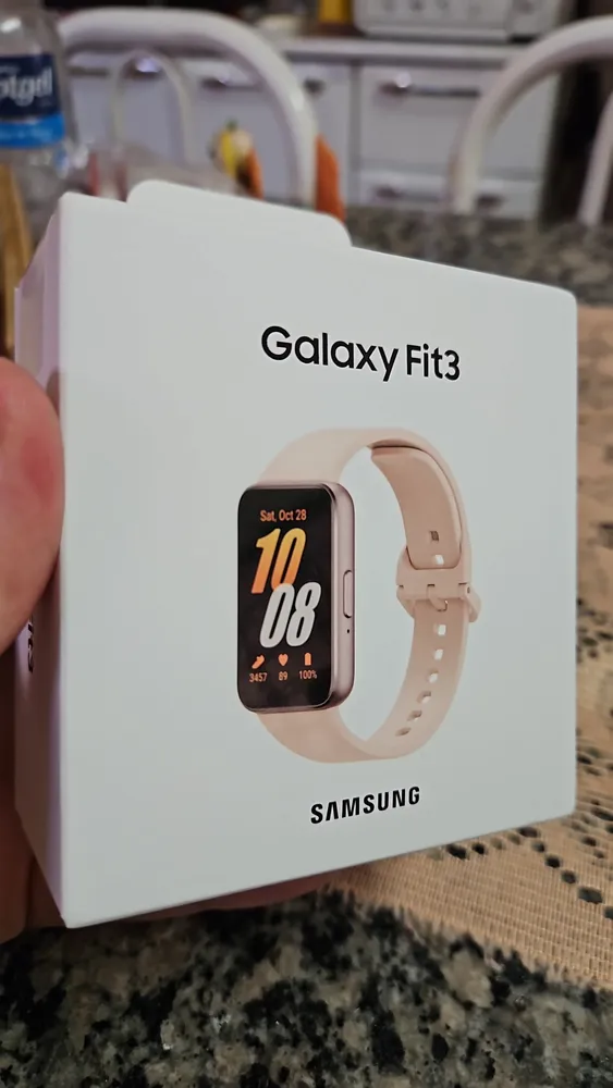 Foto de usuário do Galaxy Fit3 com caixa