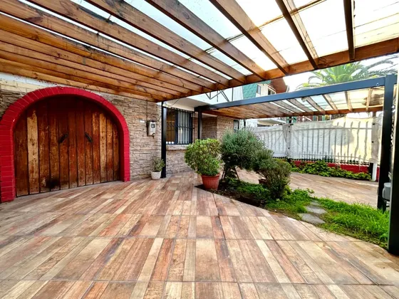 Casa Esquina Con Garagen Maipu De 2 Pisos En Arriendo 3d+2b
