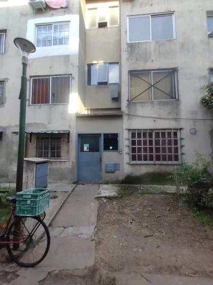 Departamento De 4 Ambientes En Segundo Piso Barrio Cgt Berazategui Oeste 