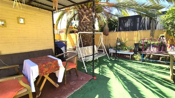 Casa De 2 Dormitorios Con Amplio Patio Y 3 Estacionamientos 