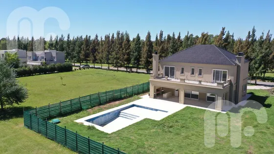 Venta Casa De 7 Dormitorios En Miralagos
