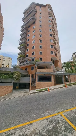 En Alquiler Amplio Apartamento En El Parral Residencia Golden Building Planta 100%. Rg. Balcon Con Bella Vistaplanta Para Areas Comunes Piscina Salon De Fiesta Parrillero Vigilancia 24 Hora