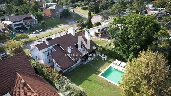 Casa A La Venta En Playa Mansa Punta Del Este, Gran Tamaño Ubicada En Zona Privilegiada.