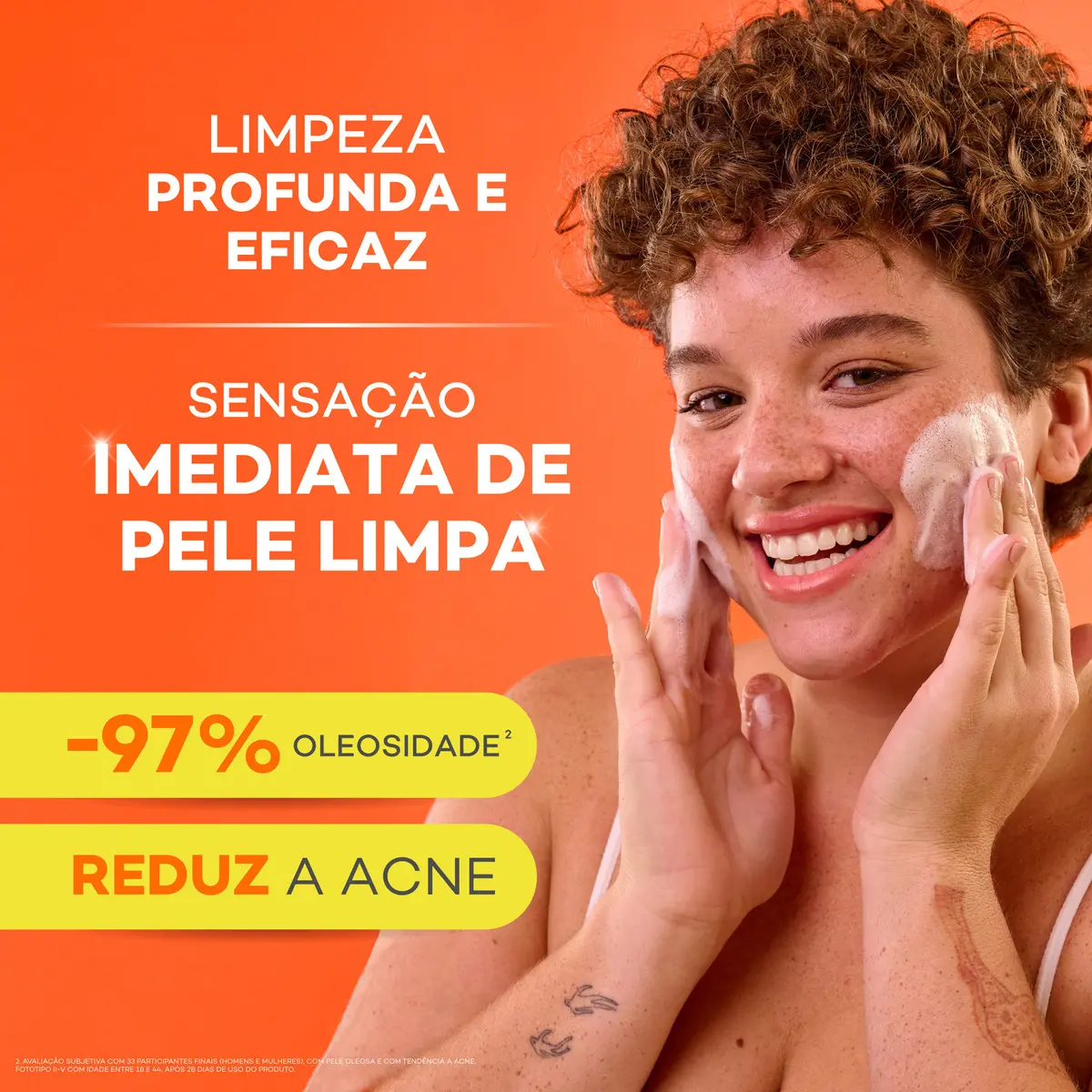 Mulher sorrindo aplicando o gel de limpeza Actine no rosto com espuma, demonstrando o uso do produto