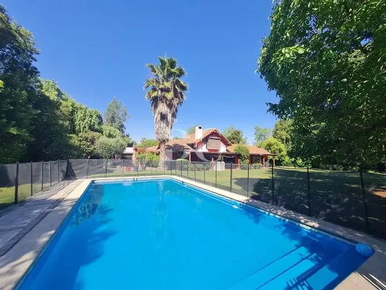 Casa En Arriendo De 5 Dorm. En Colina Chicureo Centro