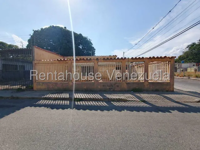 Amplia Y Conservada Casa En Venta Oeste De Barquisimeto. Cercana A La Av. Pedro Leon Torres 25-15564 As-ab