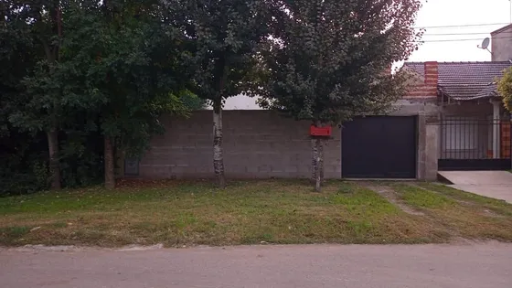 Casa En Venta - 2 Dormitorios 1 Baño - Cocheras - 300mts2 - Etcheverry, La Plata