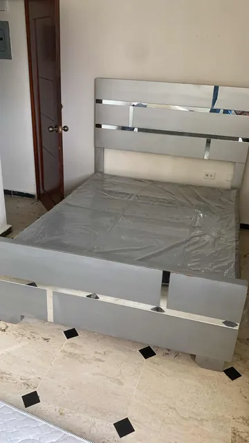 Cama Usada Y Colchón , Refrigerador De Buen Calidad