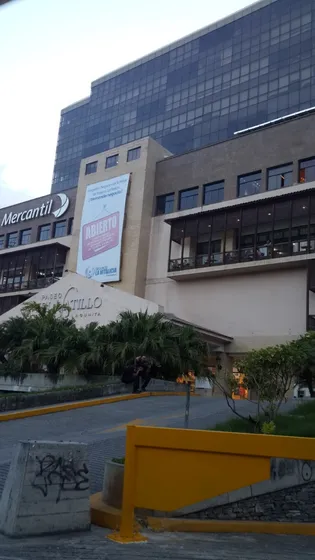 Se Alquila Oficina De 45 Metros Cuadrados En El Mejor Centro Comercial De La Zona